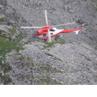 normal_ewakuacja na ok_ad _mig_owca w noszach za pomoca wci_garki.jpg